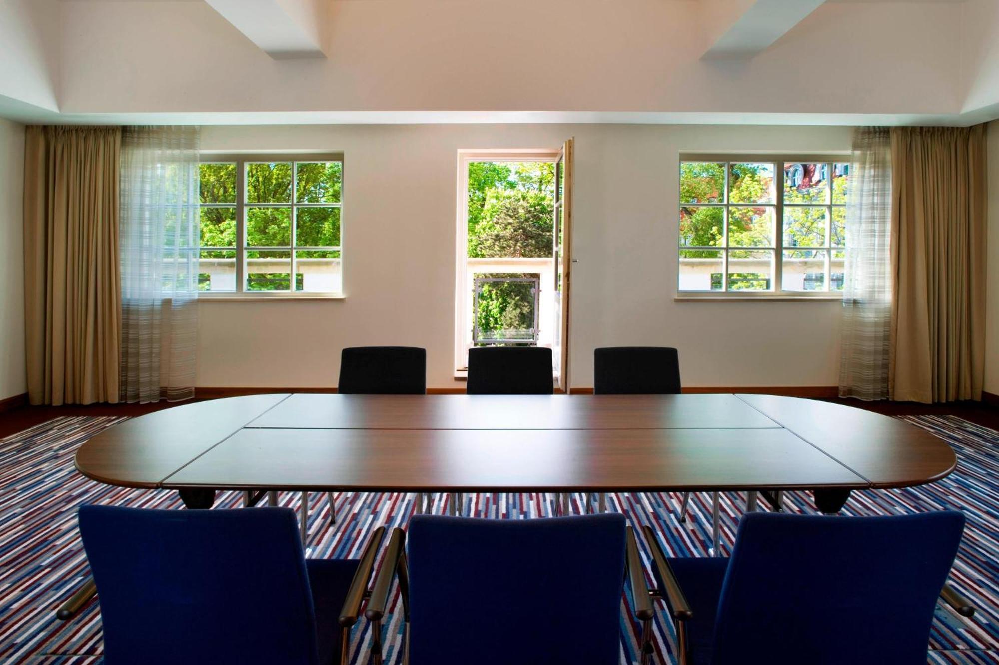 Sheraton Sopot Hotel Екстериор снимка The boardroom at the Royal Society